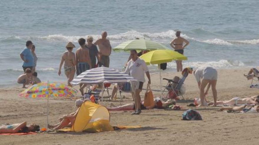 Aspecto que ofrecían ayer las playas de La Manga en Cartagena