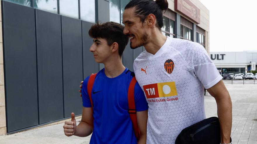 Cavani descarta Arabia: &quot;Su voluntad es cumplir su contrato en el Valencia&quot;