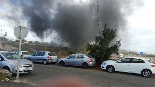 Arde una guagua a la altura del aeropuerto de Gran Canaria