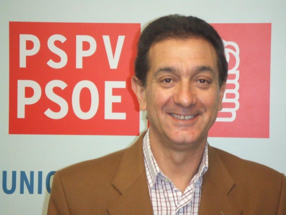 Manuel de Barros fue portavoz local del PSOE hasta la llegada de la entonces subdelegada del Gobierno en la provincia Etelvina Andreu.