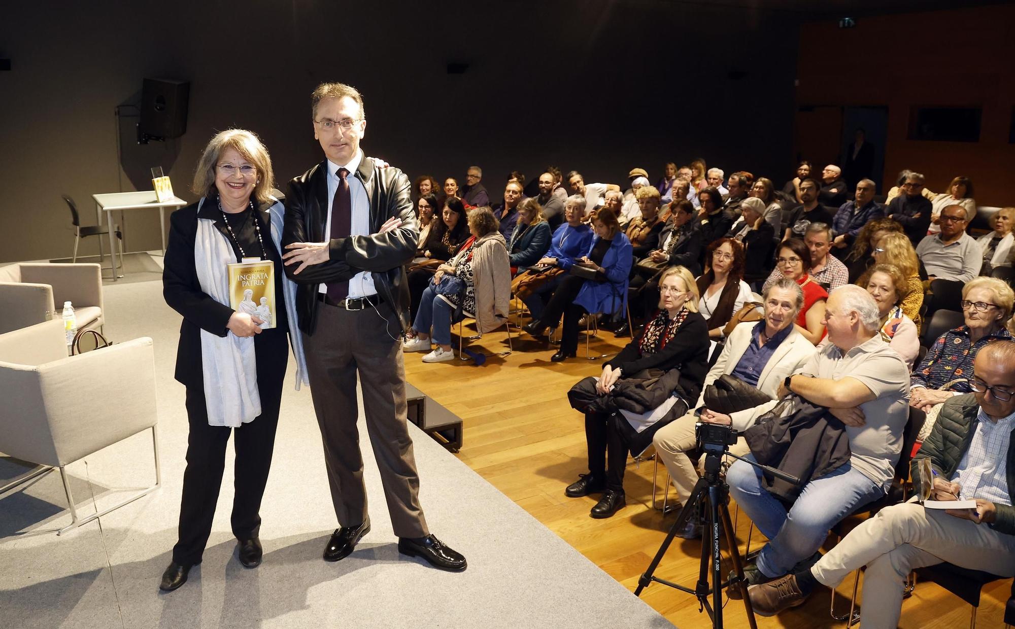 La escritora. filóloga y doctora en Literatura medieval, Elvira Roca Barea, y Jesús G. Maestro, catedrático de Literatura Comparada y Teoría de la Literatura, en el Club FARO