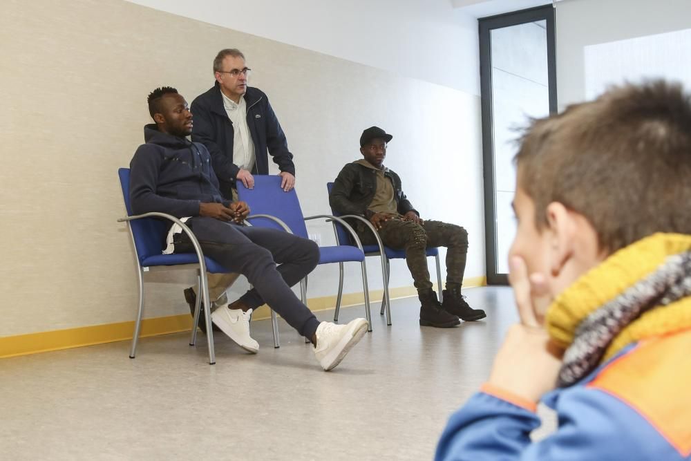 Los jugadores del Oviedo Uwusu y Yeboah visitan a los alumnos del colegio Carmen Ruiz Tilve