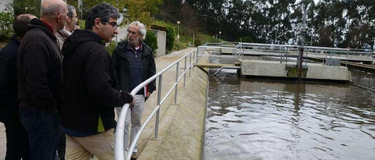 Un momento de la visita del jueves a la depuradora de Cabalo, en Bueu. // Gonzalo Núñez