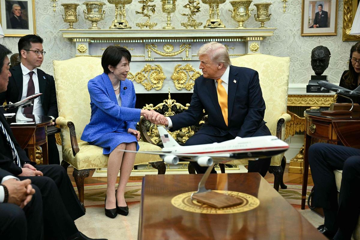 El presidente de Estados Unidos, Donald Trump, se reúne con la primera ministra de Japón, Sanae Takaichi, en el Despacho Oval de la Casa Blanca, en Washington, el 19 de marzo de 2026