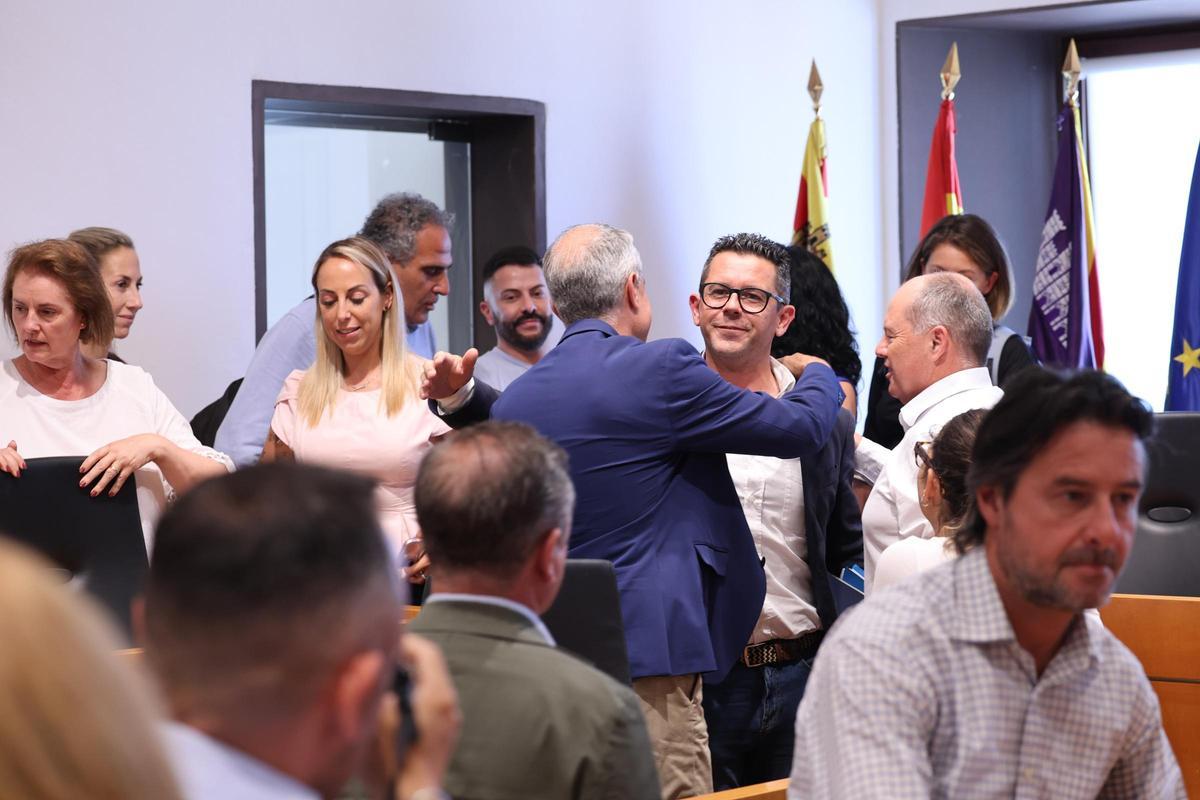 Àlex Minchiotti abraza al alcalde al acabar el pleno.