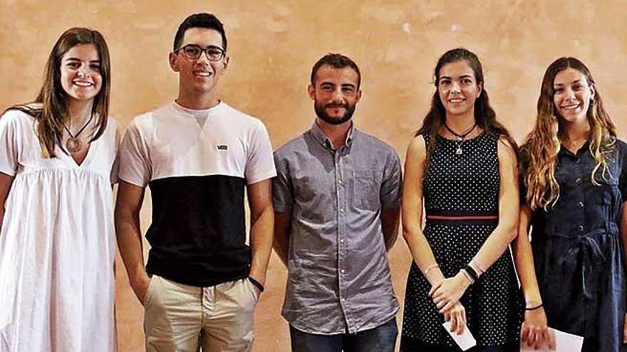 Los estudiantes de Balears con las mejores notas de la Selectividad acudieron ayer al Rectorado.