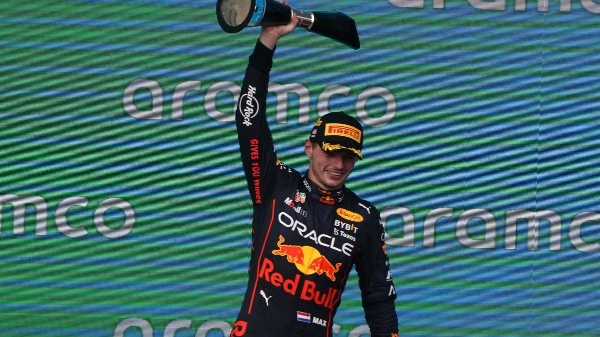 Max Verstappen alza el título de campeón del Gran Premio de Estados Unidos.