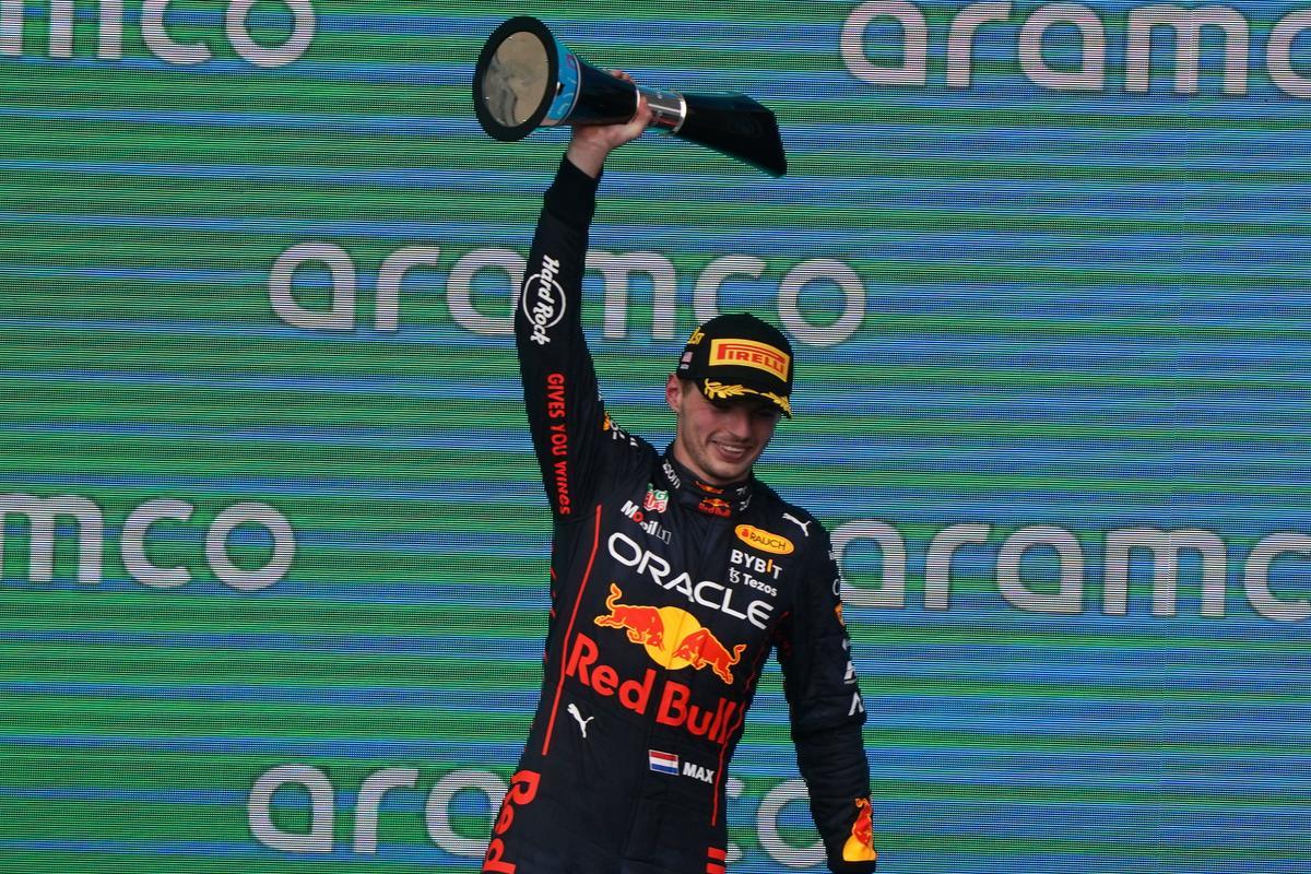 Max Verstappen alza el título de campeón del Gran Premio de Estados Unidos.
