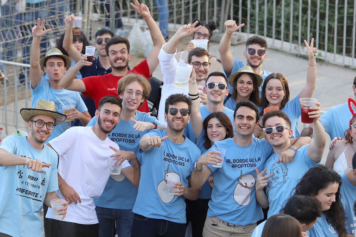 Centenares de jóvenes hacen el tradicional botellón del miércoles de Feria