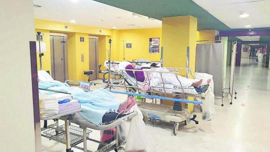 Pacientes en un pasillo del servicio de urgencias hace unos meses. | | E.D.