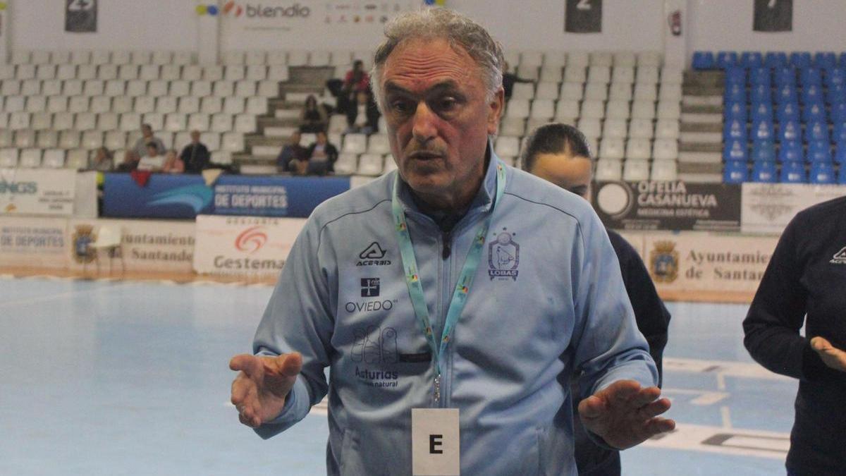 Manolo Díaz, dirigiendo un partido del Lobas Oviedo.