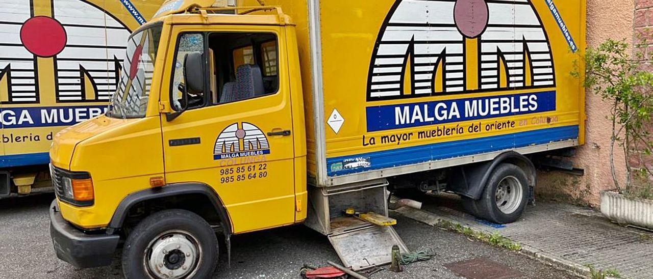 Estado en el que quedó uno de los camiones de reparto de Malga Muebles, tras el intento de robo.