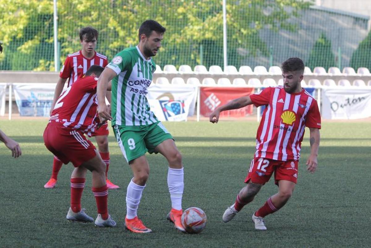 Un momento de la final de la fase autonómica de la Copa RFEF entre Alondras y Somozas. |  // BERNABÉ/A. AGRA