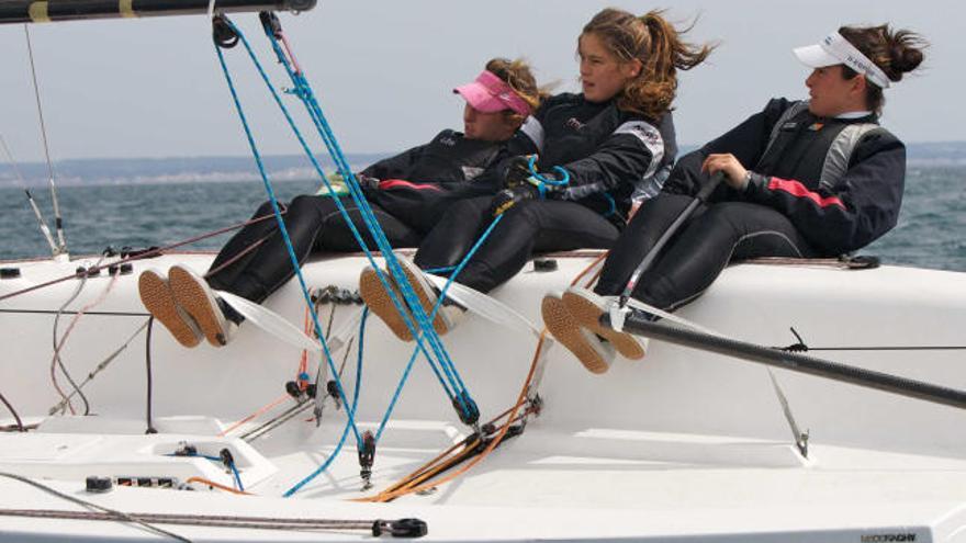 De izquierda a derecha, Pumariega, Toro y Echegoyen, durante una regata. // FdV