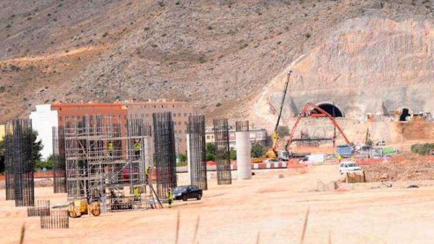 Colocan los pilares que soportarán el viaducto del AVE a ocho metros de altura