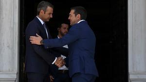 Saludo entre Kryriakos Mitsotakis y Alexis Tsipras.