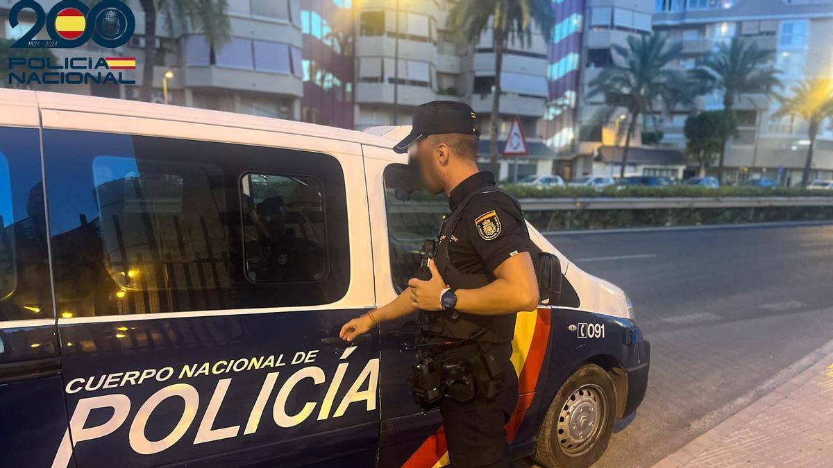 Un agente de la Policía Nacional en Palma.