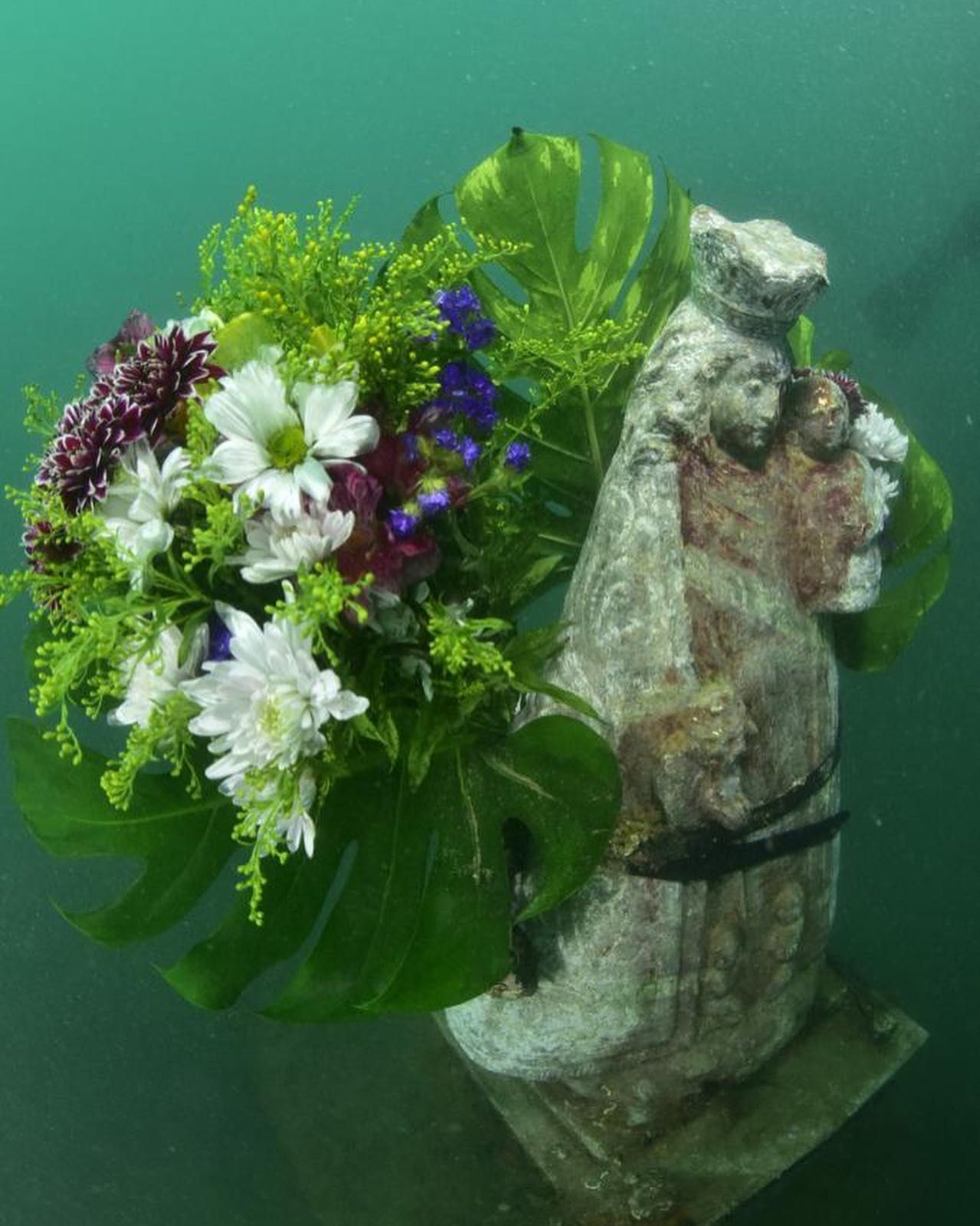 Ofrenda de las Fallas del Marítimo a la imagen sumergida de la Virgen