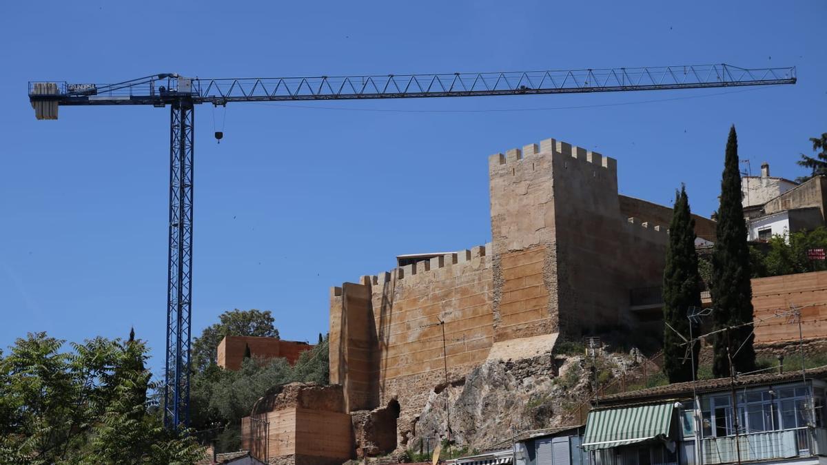 Grúa instalada en los trabajos de la primera fase de rehabilitación de la muralla y que está sobre el baluarte de los Pozos.