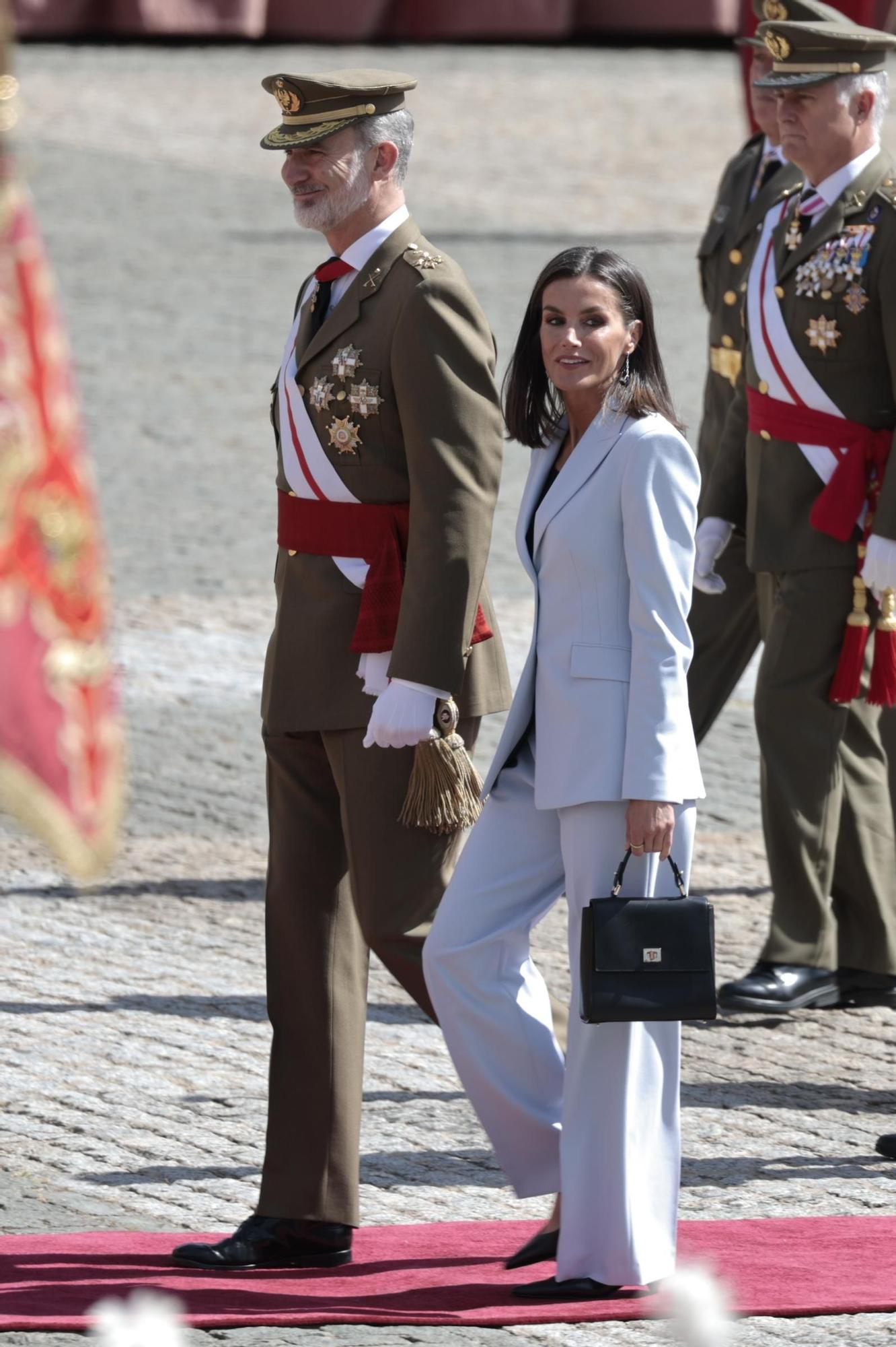 La reina Letizia se mantiene fiel a su estilo en el aniversario de la Jura de Bandera del rey Felipe