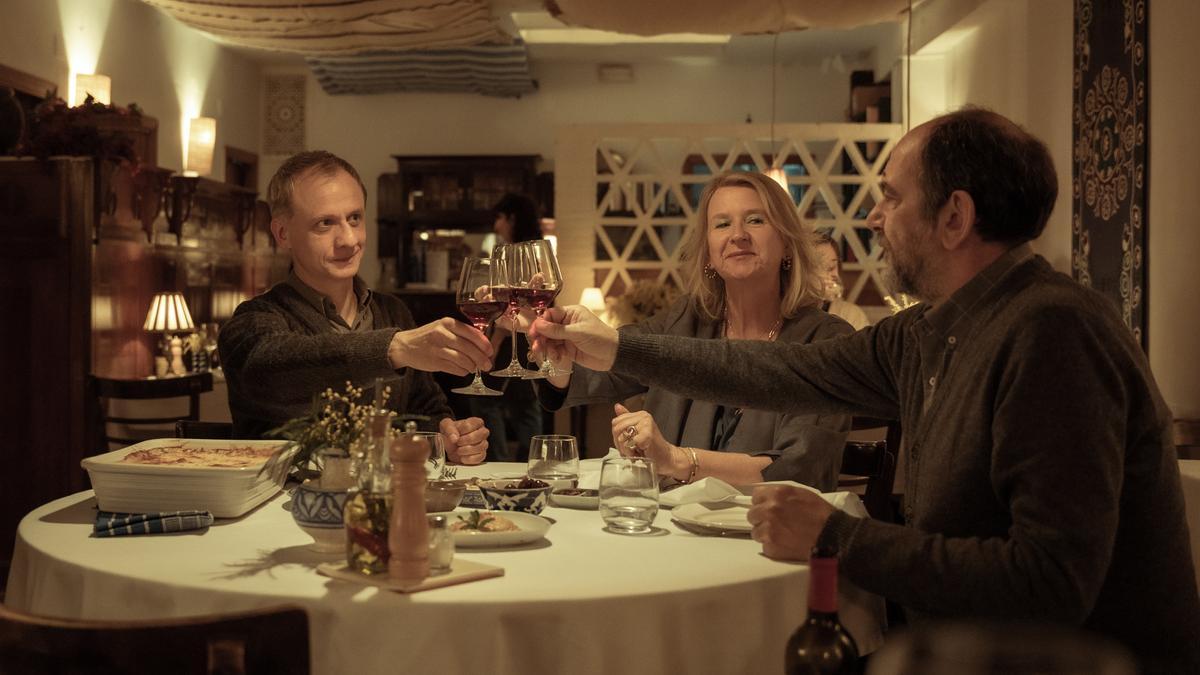 Ivan Barnev, Sue Flack y Karra Elejalde durante el rodaje de Vasil