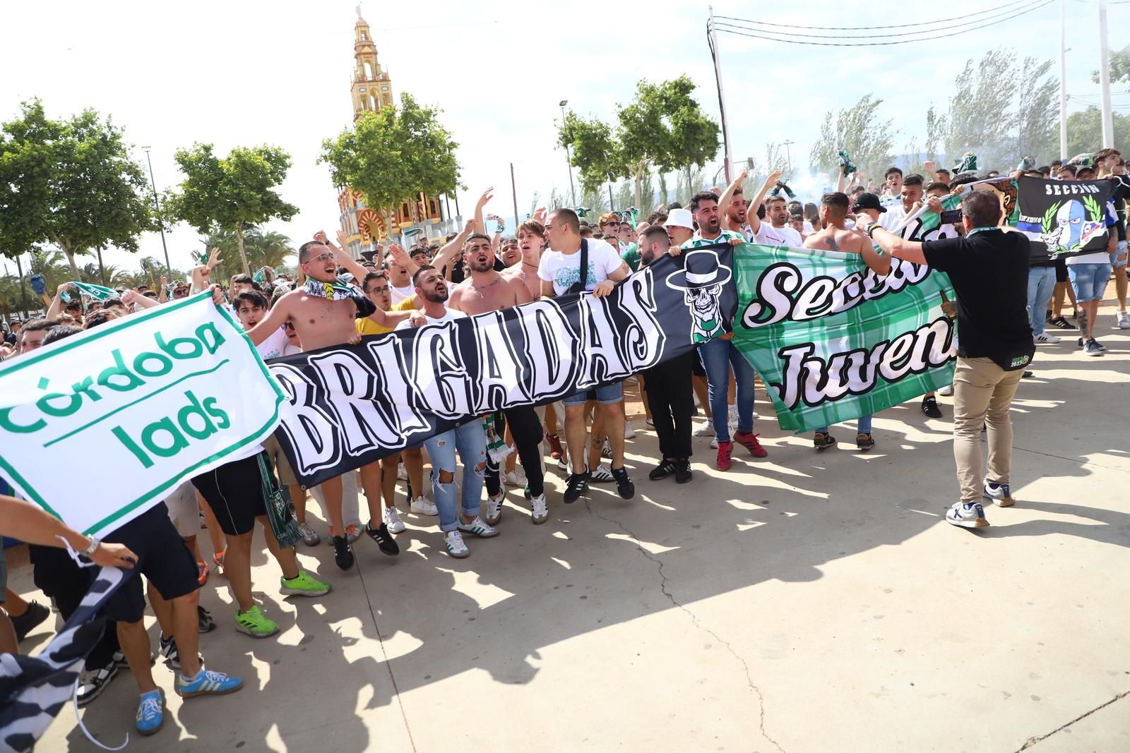 Córdoba CF-Ponferradina | El espectáculo de los aficionados en la Fan Zone de El Arcángel