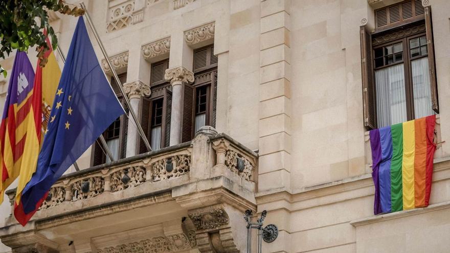 La Justicia rechaza que Le Senne pueda prohibir que se coloque la bandera LGTBI en el Parlament