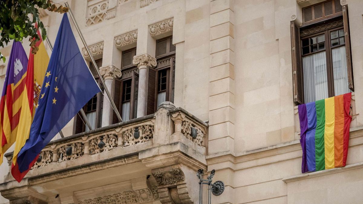 Aunque a Le Senne no le gusta, la bandera LGTBI volverá a colgarse este año en el Parlament