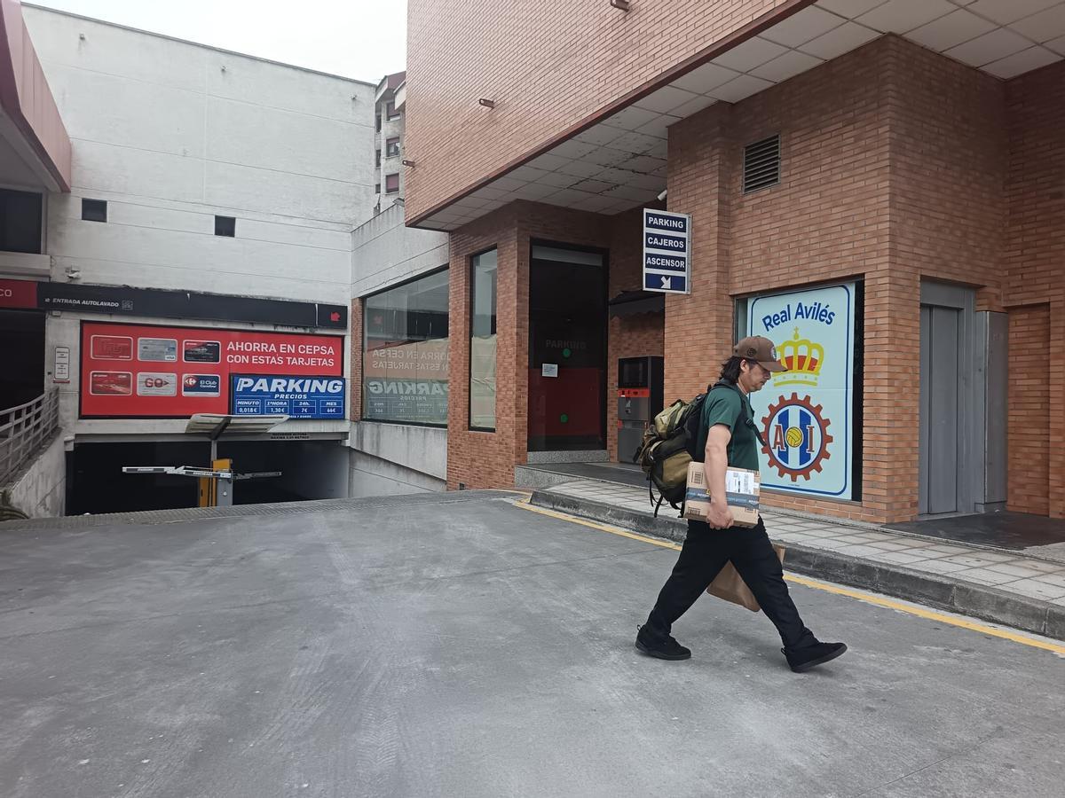 Un gran cartel del Real Avilés en un parking de la avenida de Los Telares