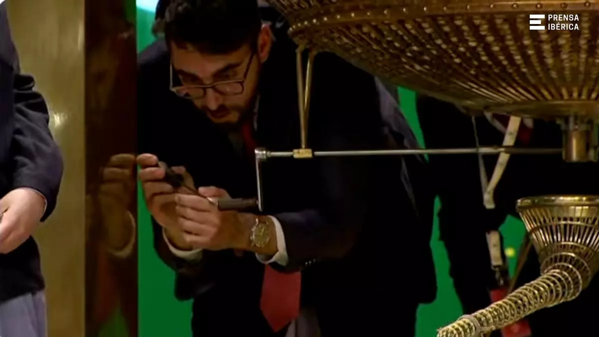 ¡Momentos de tensión en el Teatro Real! Se atasca la manivela del bombo