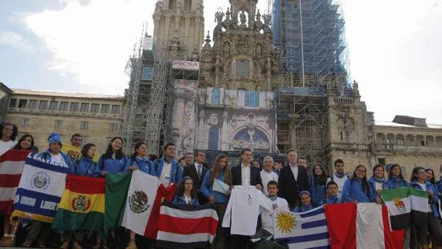 Feijóo e Hidalgo con los participantes en la Ruta Quetzal.