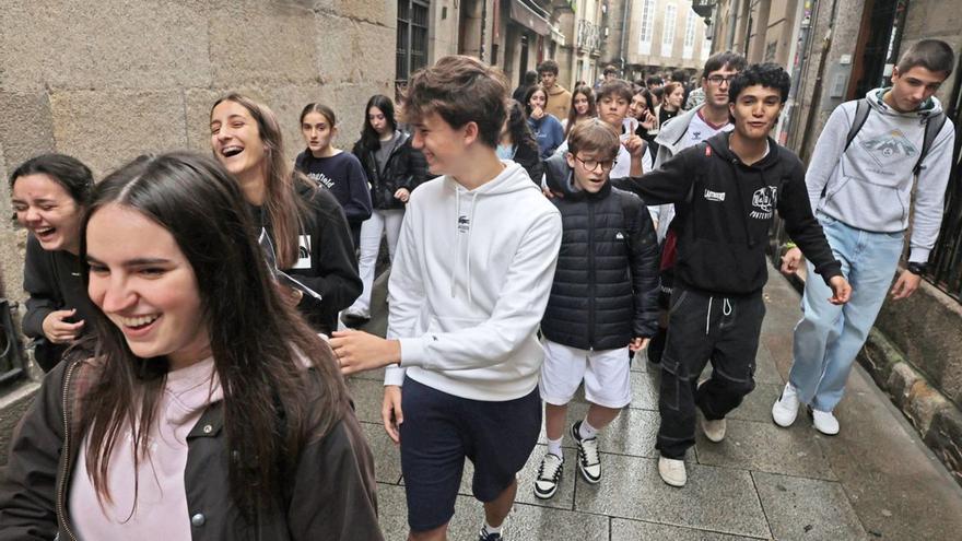 Os estudantes durante a ruta pola cidade.