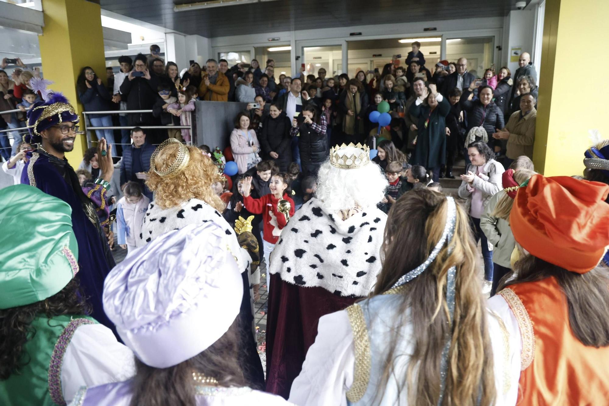 Los Reyes Magos fieles visitan a los pacientes del Hospital Provincial de Conxo