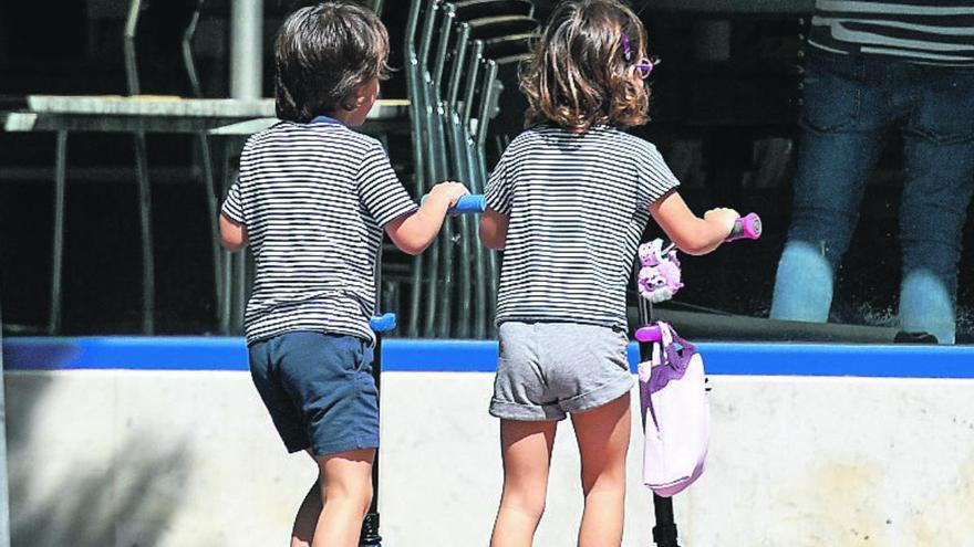 Dos niños disfrutan de su patineta en la capital grancanaria.
