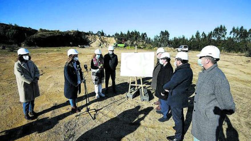 La presidenta, Carmela Silva, visitó ayer el inicio de las obras en el polígono de Barro. |  // GUSTAVO SANTOS