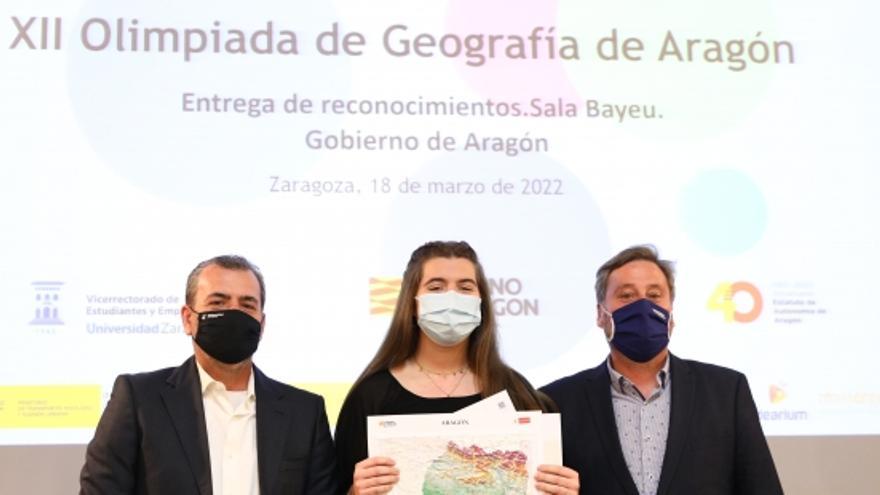 Eva Maté, ganadora de la XII Olimpiada de Geografía de Aragón, en el acto de galardones este jueves.