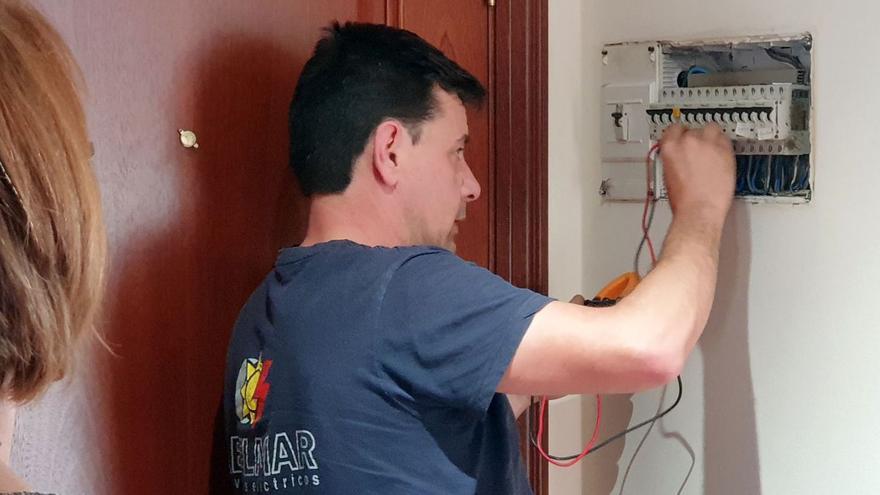 Sin electricistas ni carpinteros: A Coruña acusa la falta de profesionales en los oficios