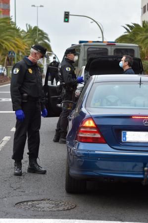 24-03-2020 LAS PALMAS DE GRAN CANARIA. La Policía Local realiza controles por la cuarentena del Covid-19. Fotógrafo: ANDRES CRUZ  | 24/03/2020 | Fotógrafo: Andrés Cruz