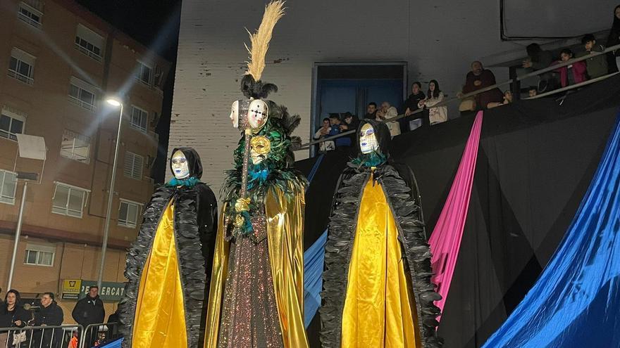 El Grau despide su Carnaval más multitudinario