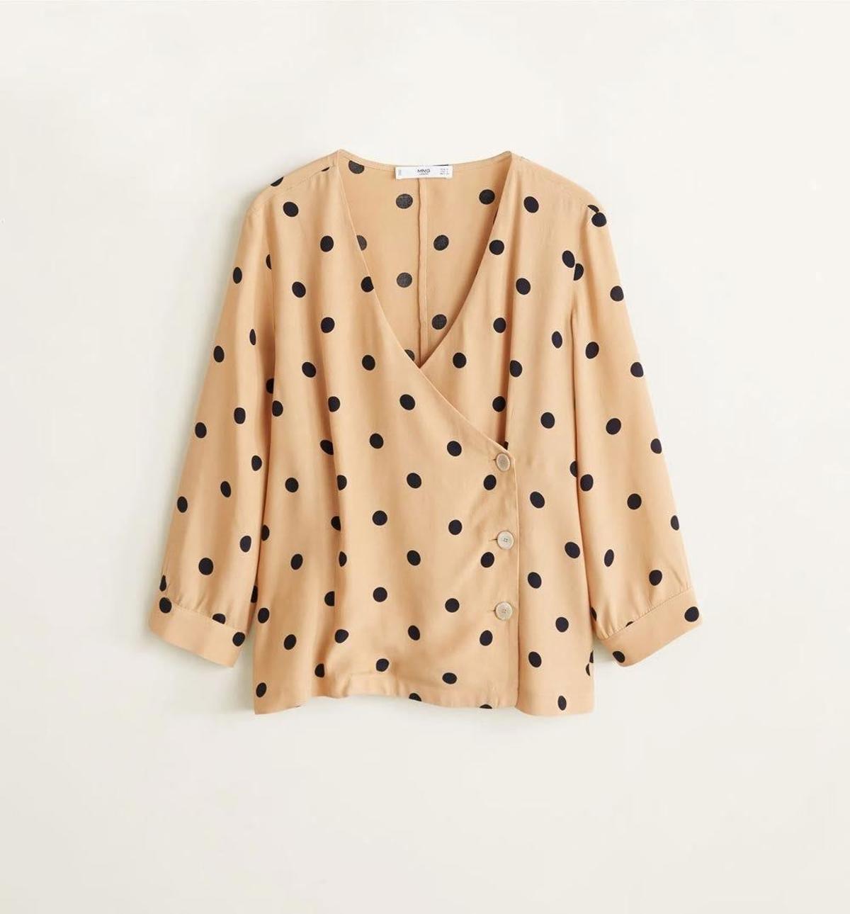 Blusa cruzada de lunares de Mango. (Precio: 25, 99 euros)