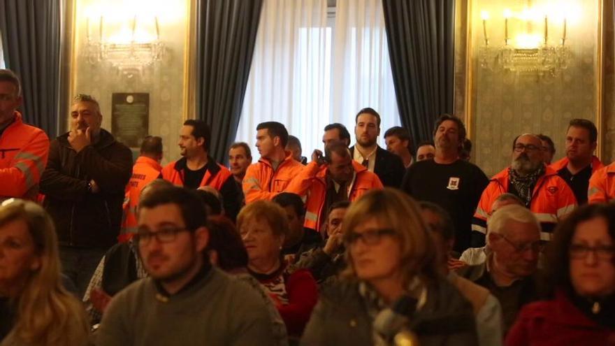 Los trabajadores del Puerto de Alicante interrumpen el pleno y piden la dimisión de Pavón