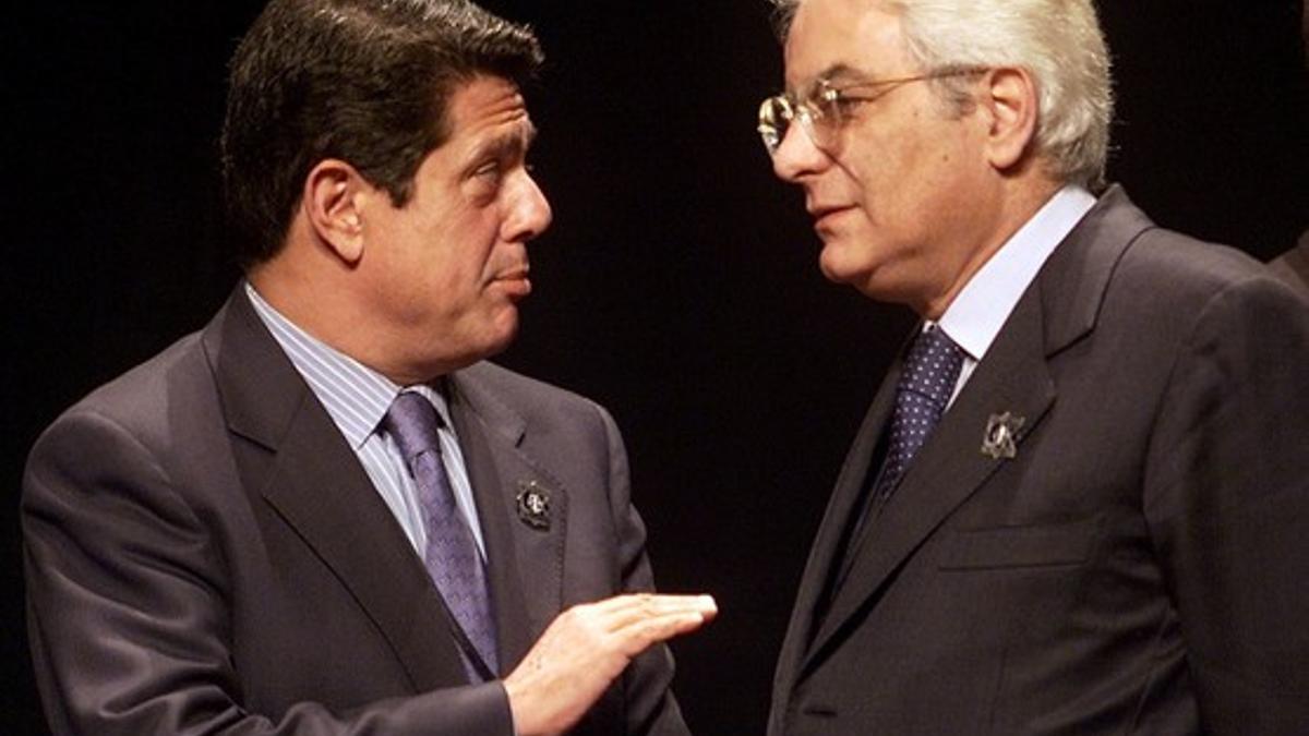 Foto de archivo. Mattarella hablando con Federico Trillo.