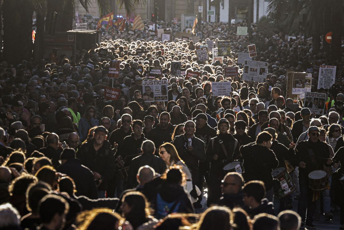 Las imágenes de la sexta manifestación en Valencia que exige la dimisión de Mazón por la DANA.