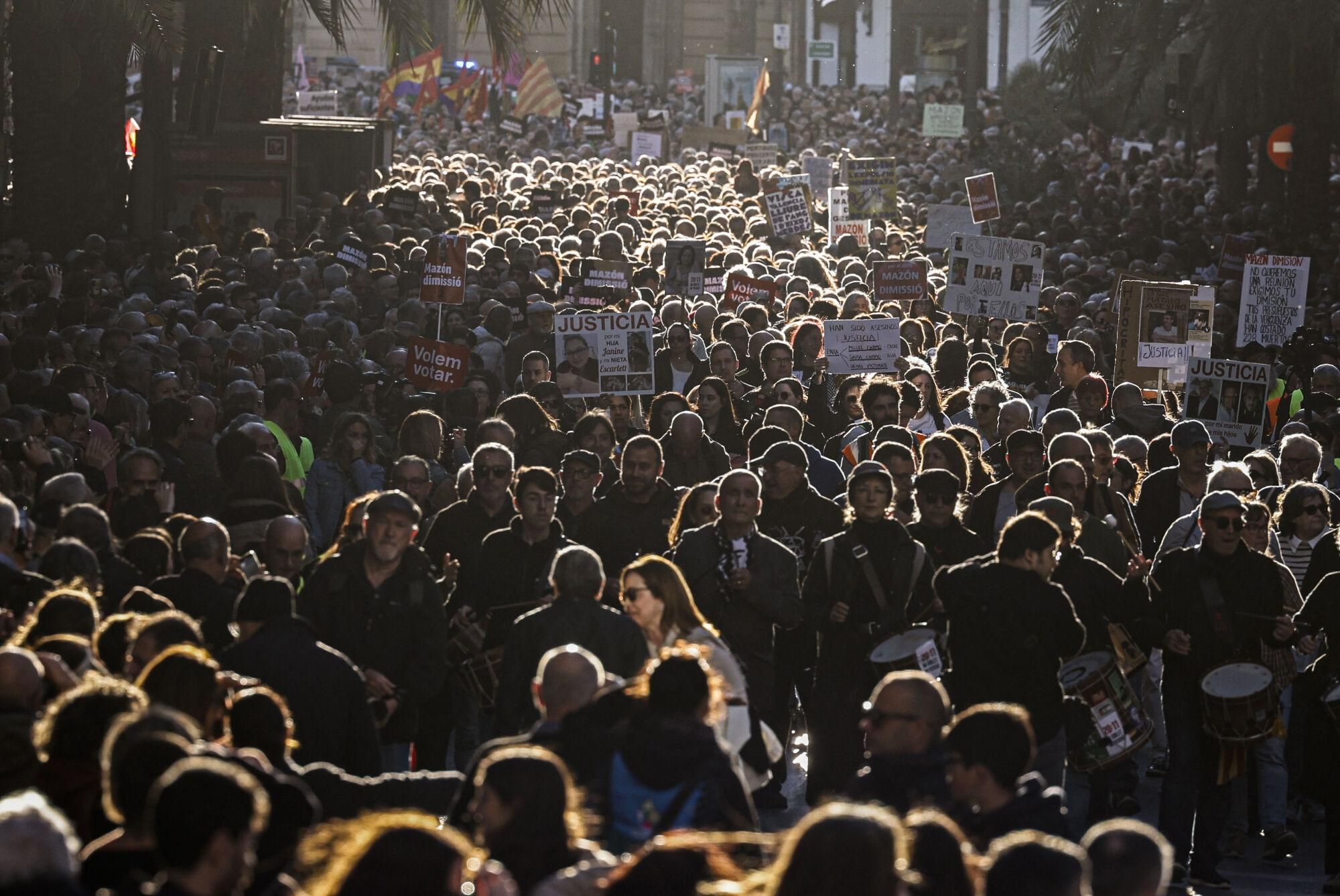 VALENCIA, 29/03/2025.- Sexta manifestación en la ciudad de València para reclamar la dimisión del president de la Generalitat Valenciana, Carlos Mazón, por su gestión de la dana del pasado 29 de octubre, este sábado, día en que se cumplen cinco meses de la catástrofe. EFE/ Ana Escobar