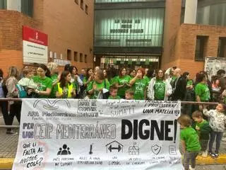 Las familias de un colegio del Port de Sagunt salen a la calle tras meses sin respuesta a sus peticiones