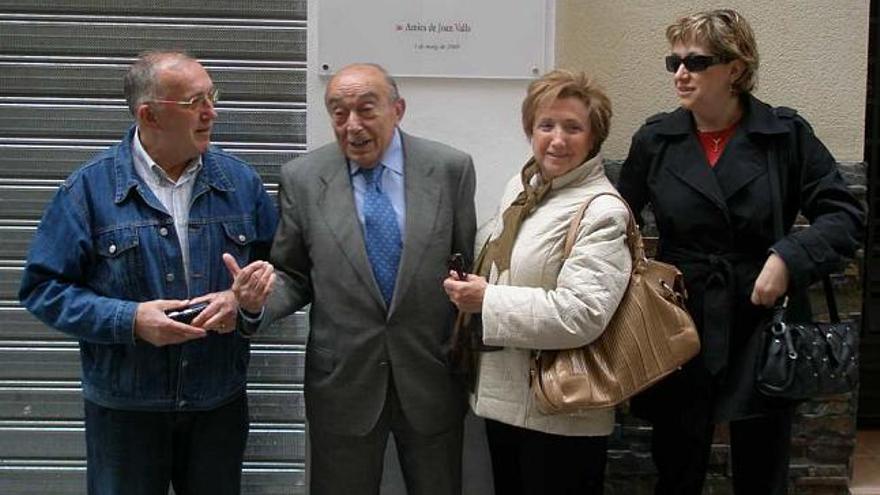 El hermano del poeta Octavio, segundo por la izquierda, descubrió la plaza y acudió al acto con otros familiares; a la derecha, un momento del homenaje en la plaza de El Fossar