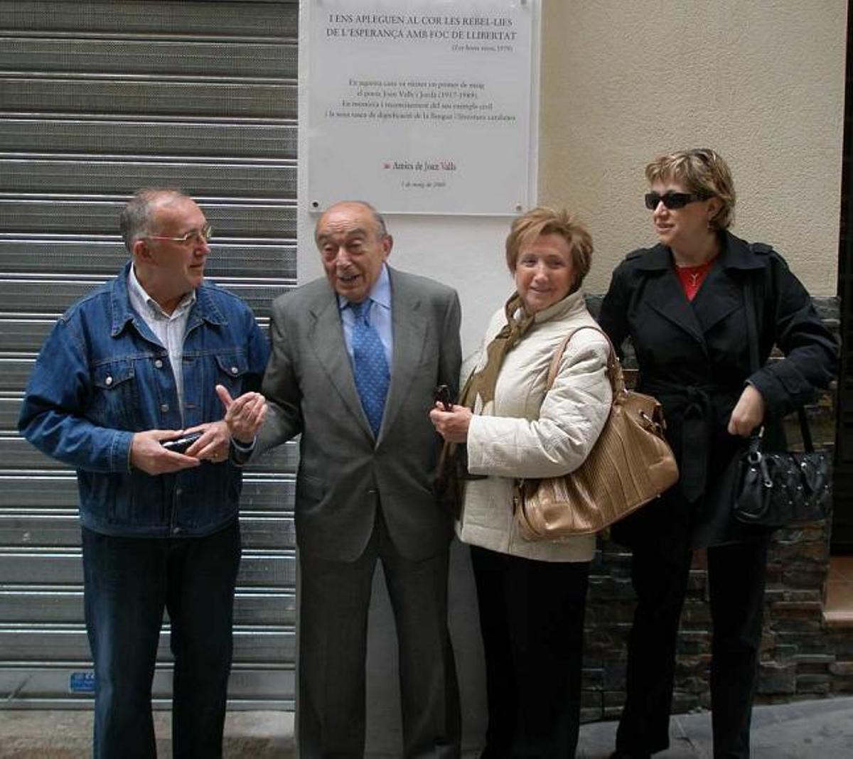 El hermano del poeta Octavio, segundo por la izquierda, descubrió la plaza y acudió al acto con otros familiares; a la derecha, un momento del homenaje en la plaza de El Fossar