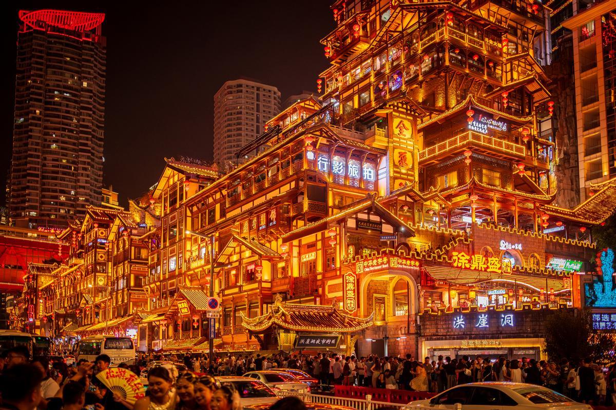 Chongqing, ubicada en el suroeste de China, es una de las metrópolis más grandes, pobladas y singulares del mundo. Conocida por su asombrosa arquitectura vertical y su paisaje montañoso, esta ciudad de más de 30 millones de habitantes parece sacada de una película de ciencia ficción