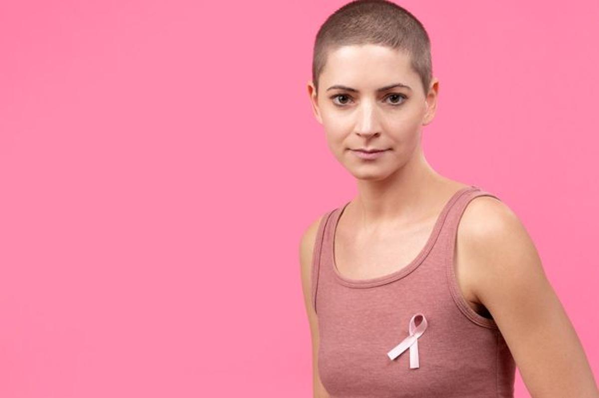 Mujer con lazo rosa por el cáncer de mama