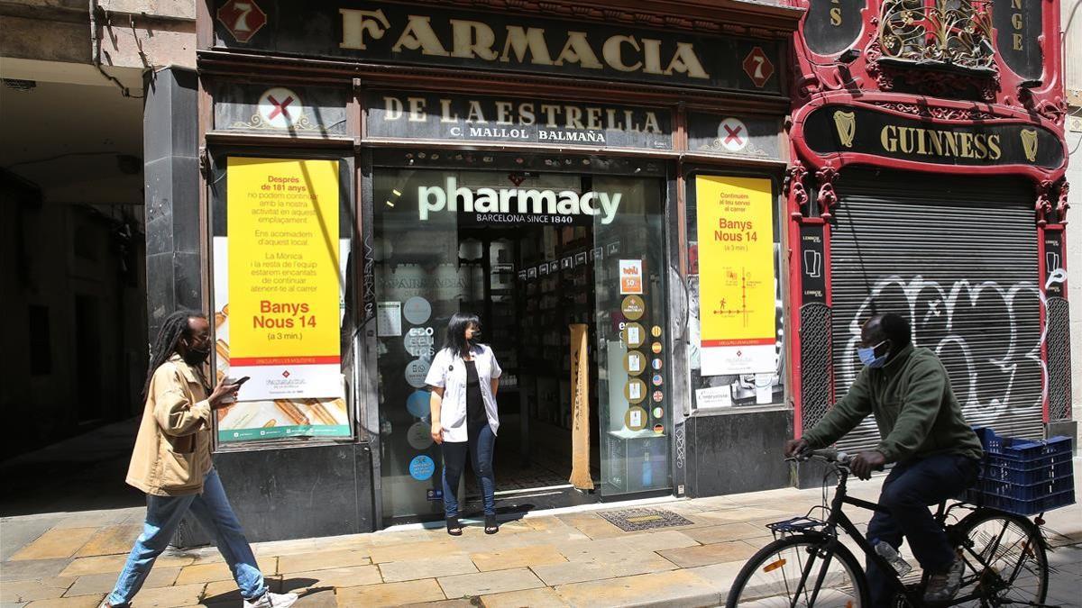 Farmacia de la Estrella, con el cartel donde anuncia el traslado de su actividad.